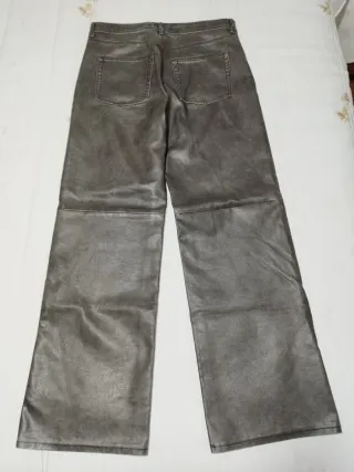 Pantalón efecto cuero negro
