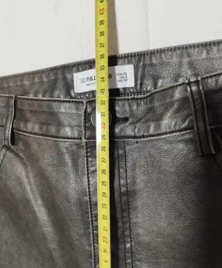 Pantalón efecto cuero negro