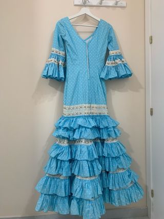 Traje de flamenca azul con lunares