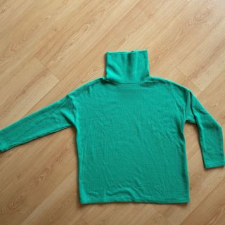 Jersey verde cuello alto