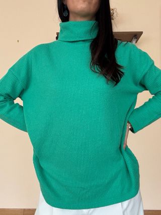 Jersey verde cuello alto