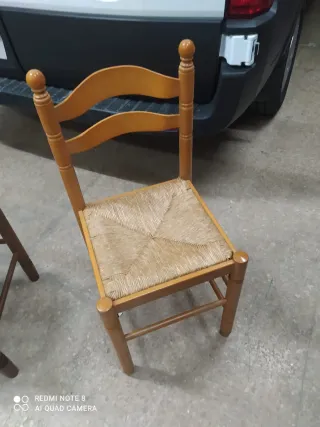 Silla de madera con asiento de yute