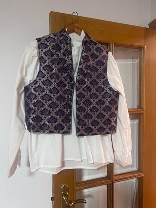 Saragüell Chaleco bordado morado y azul