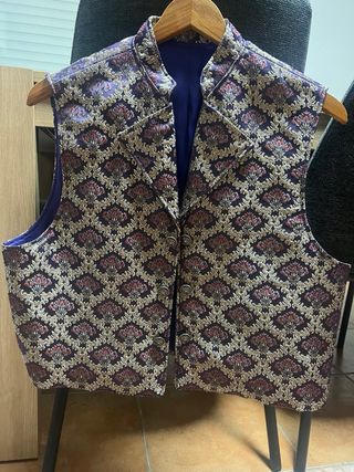 Saragüell Chaleco bordado morado y azul