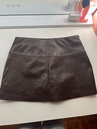 Falda efecto cuero marrón con tachuelas