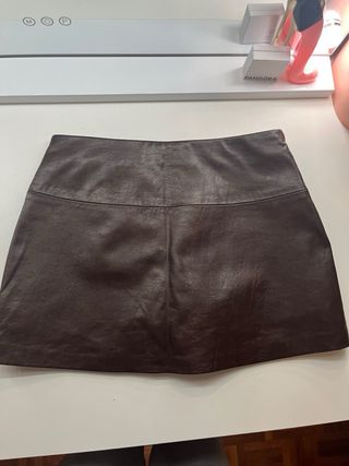 Falda efecto cuero marrón con tachuelas
