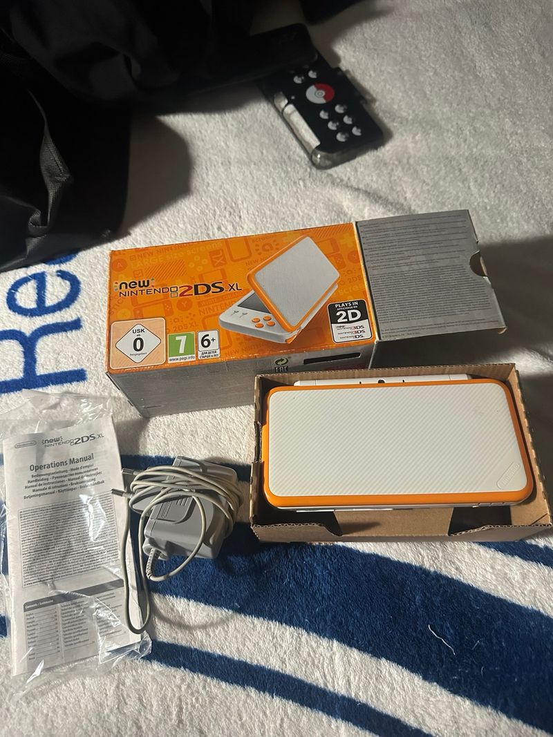 Nintendo new 2ds XL version blanca con naranja