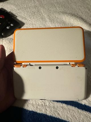 Nintendo new 2ds XL version blanca con naranja