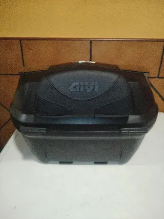 Baúl Givi Blade con Parrilla y Respaldo