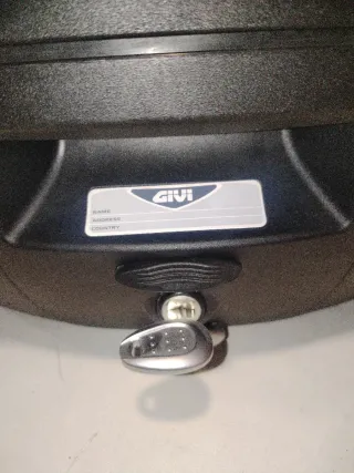 Baúl Givi Blade con Parrilla y Respaldo