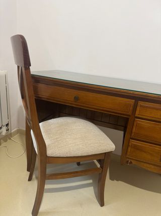 Mesa de escritorio con cristal y silla