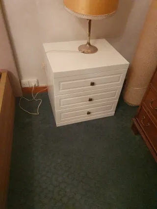 Armario, mesitas y mesa de estudio