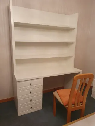 Armario, mesitas y mesa de estudio