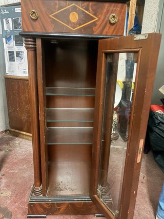 Vitrina de pie clásica de madera y cristal