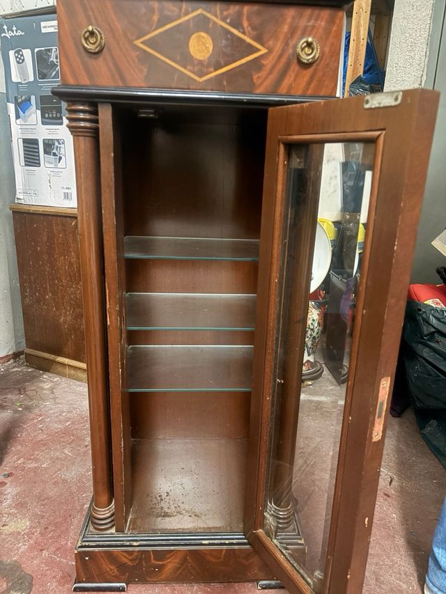 Vitrina de pie clásica de madera y cristal