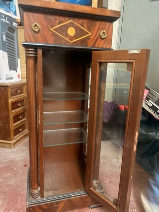 Vitrina de pie clásica de madera y cristal