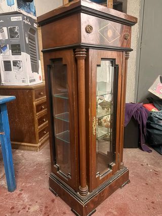 Vitrina de pie clásica de madera y cristal
