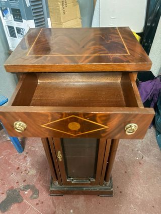 Vitrina de pie clásica de madera y cristal