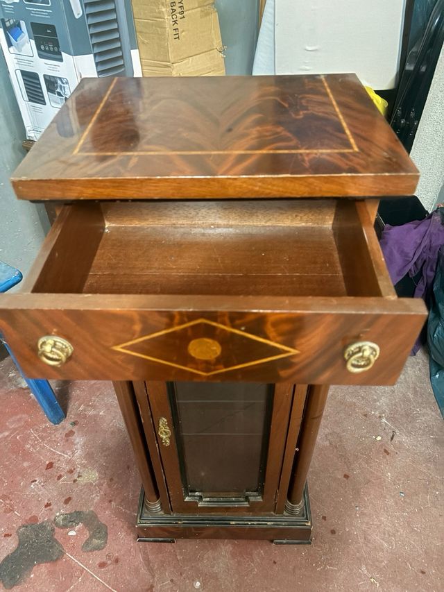 Vitrina de pie clásica de madera y cristal