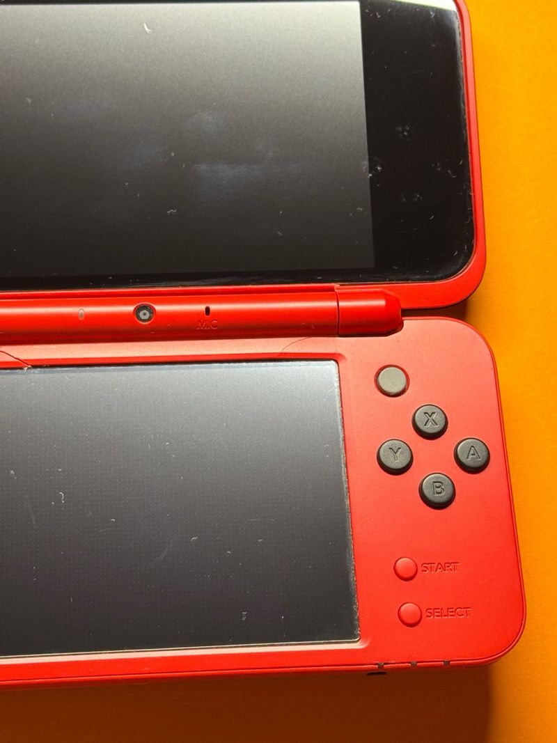 LEER* New Nintendo 2DS XL Edición Poké Ball afbeelding 8