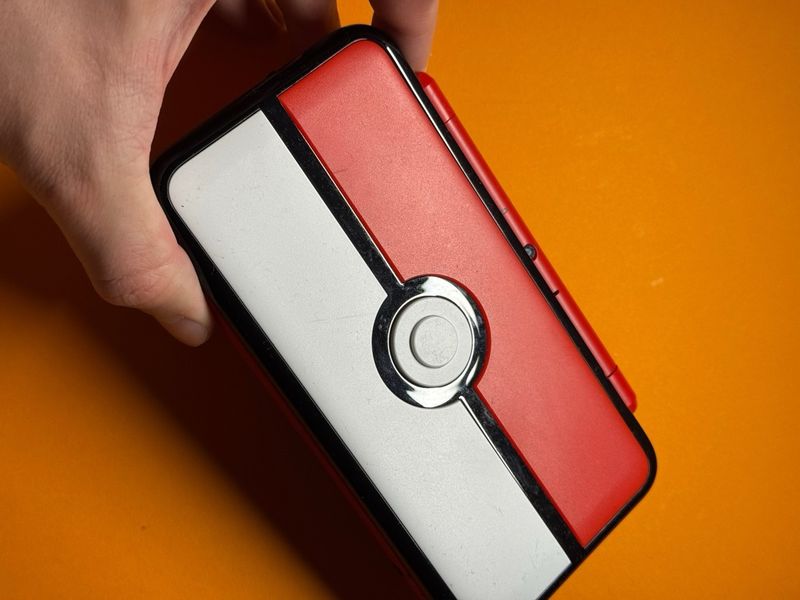 LEER* New Nintendo 2DS XL Edición Poké Ball afbeelding 2