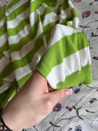 Maglietta a righe verdi e bianche