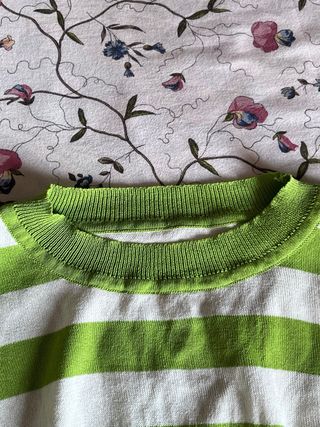 Maglietta a righe verdi e bianche