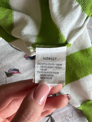 Maglietta a righe verdi e bianche