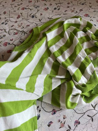 Maglietta a righe verdi e bianche