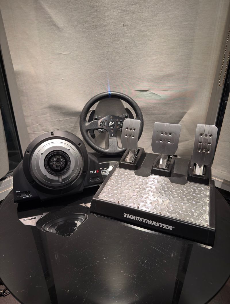 Thrustmaster T-GT II, pedales TLCM, y volante