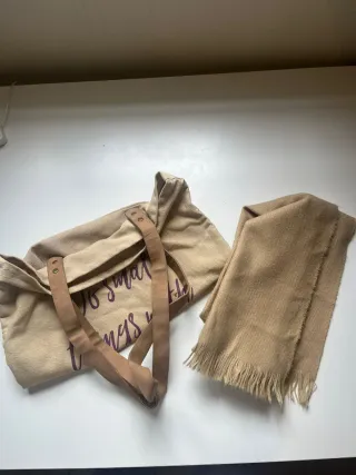 Bolso de tela beige con bufanda