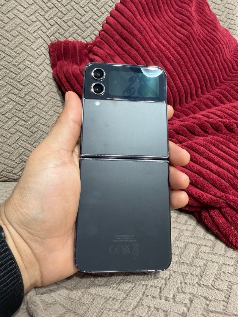 Samsung Z Flip 4 5G Negro Impecable afbeelding 3