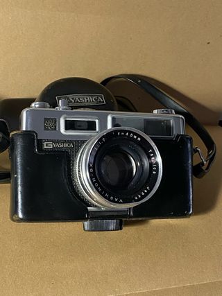 Cámara Yashica Plata y Negra