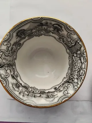 2 Tazas de té de porcelana con borde dorado