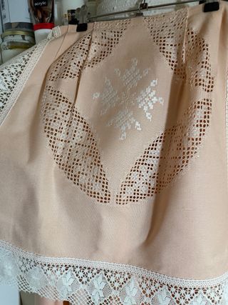 Zagalejo bordado rosa con encaje