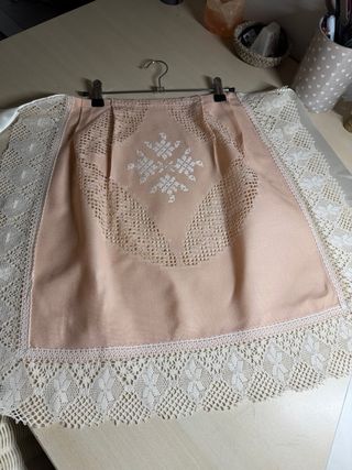 Zagalejo bordado rosa con encaje