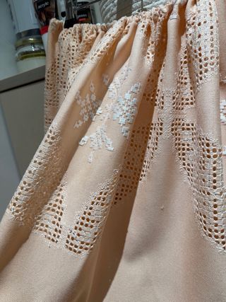 Zagalejo bordado rosa con encaje