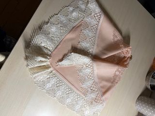 Zagalejo bordado rosa con encaje