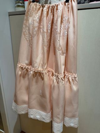 Zagalejo bordado rosa con encaje