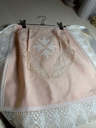 Zagalejo bordado rosa con encaje