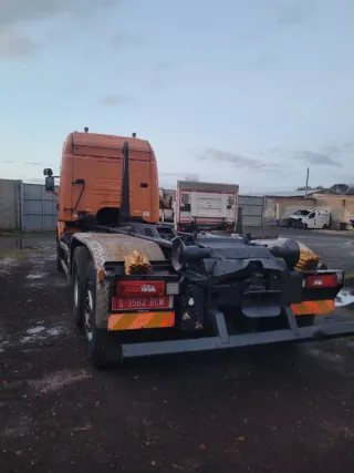 Camion con gancho multilift