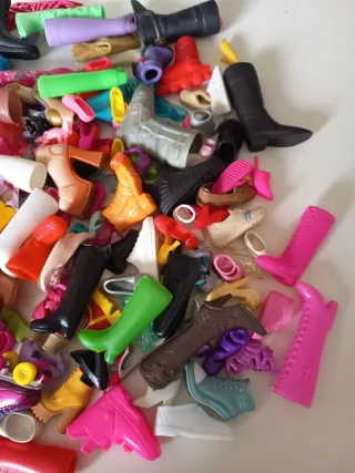 Lote Zapatos Barbie y Muñecas Variados