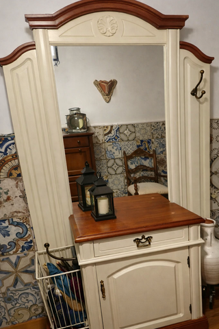 Mueble recibidor con espejo estilo clásico