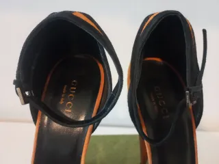 Sandali Gucci neri e arancioni