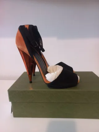 Sandali Gucci neri e arancioni