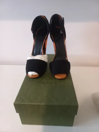 Sandali Gucci neri e arancioni