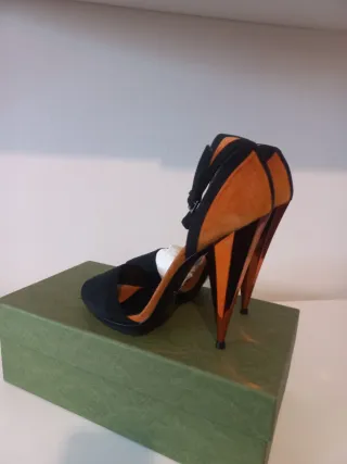 Sandali Gucci neri e arancioni