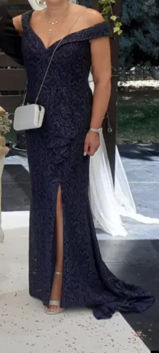 Vestido de fiesta azul con escote Bardot