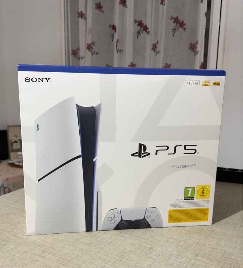 PS5 Slim con lector 1TB precintada con garantia