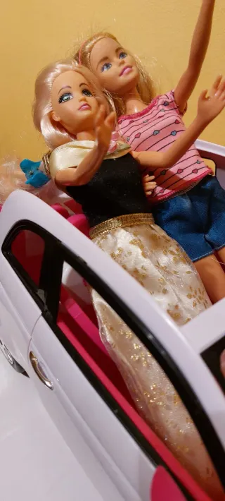 Coche Barbie y Muñecas